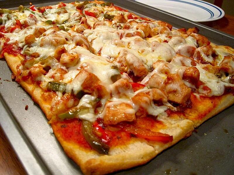 Домашняя пицца на тонком тесте рецепт. Пицца домашняя. Красивая пицца домашняя. Пицца по домашнему. Пицца в домашних условиях.