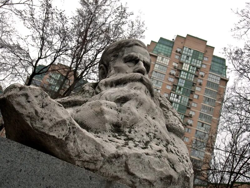 Памятник Бажову в Москве. Московский сквер памятник Бажова. Бюст Бажова п. п.. Ебург памятник Бажову. Бажова 17 москва