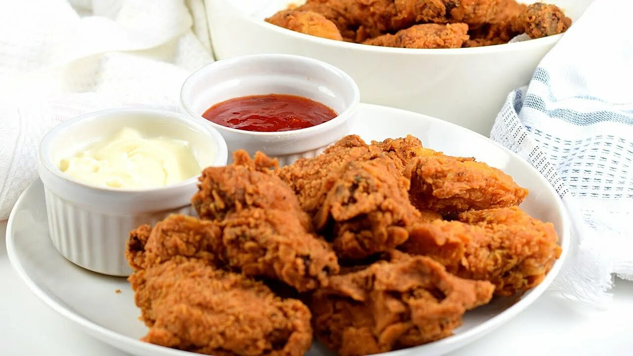 Extra crispy. Crispy chicken wings. fried chicken wings. kfc wings.