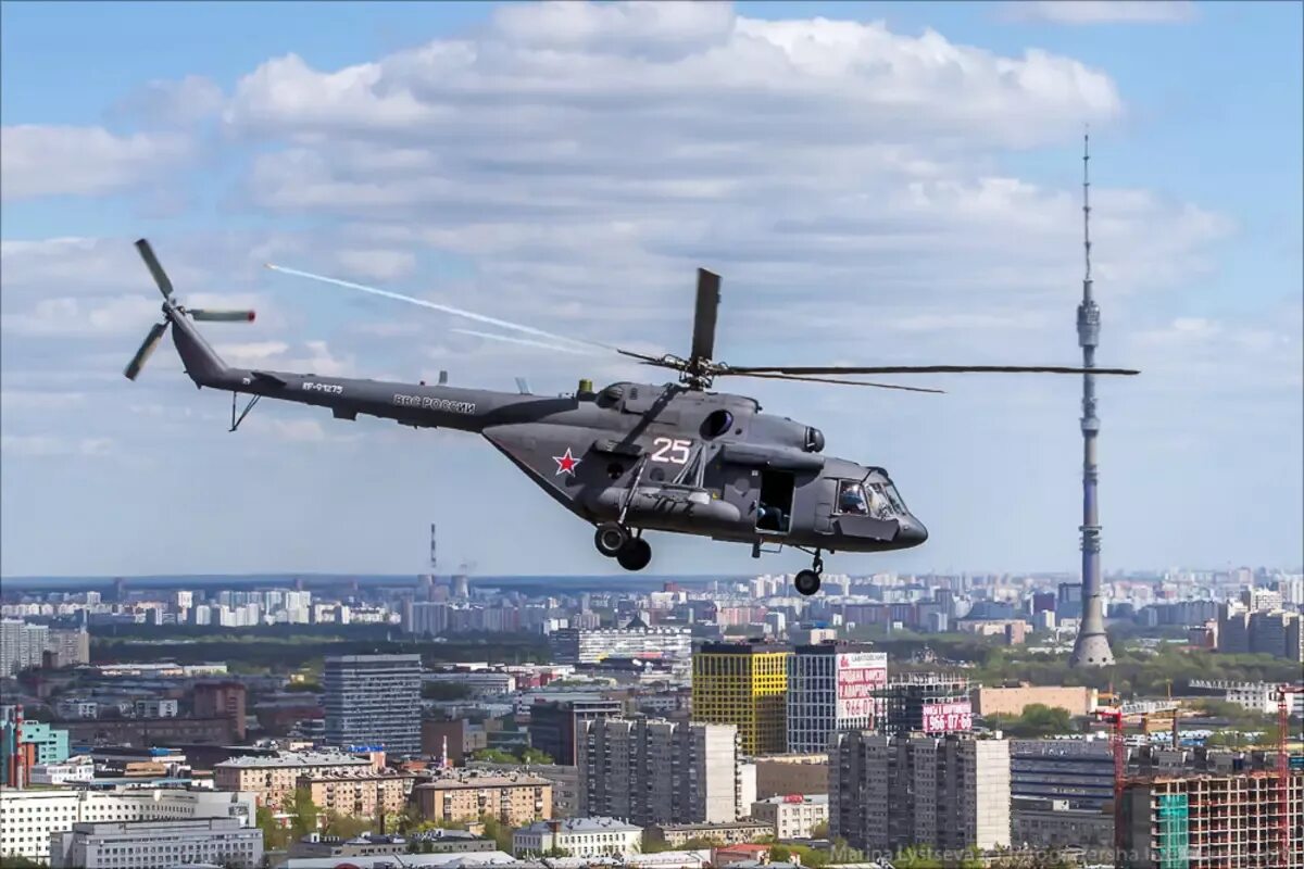 Москва с вертолета. Вертолет над Москвой. Военные вертолеты в Москве. Военный над вертолётом.