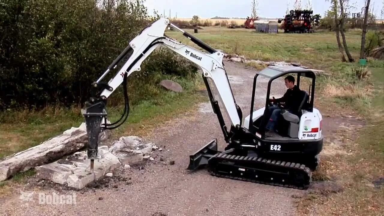 Гидромолот bobcat. Bobcat hb980. Гидромолот Bob Cat 400. Мини экскаватор Бобкат с ямобуром е50. Bobcat s175 с навесным экскаватором.