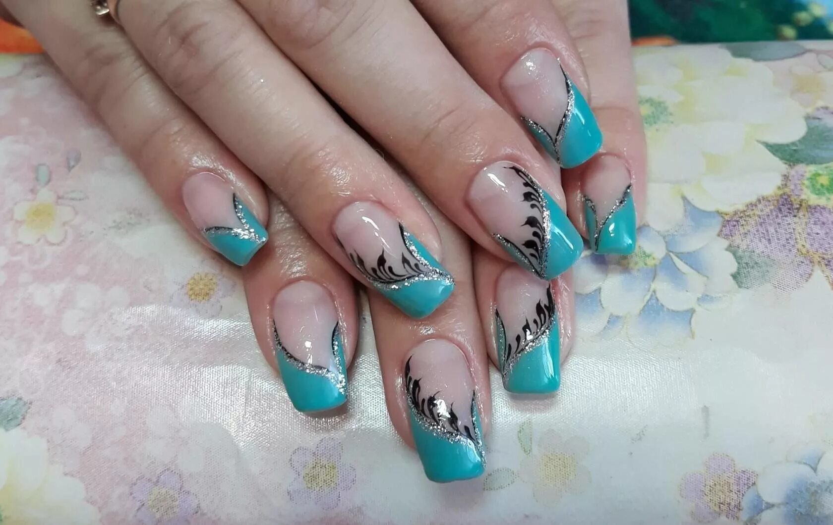 Маникюр френч бирюза