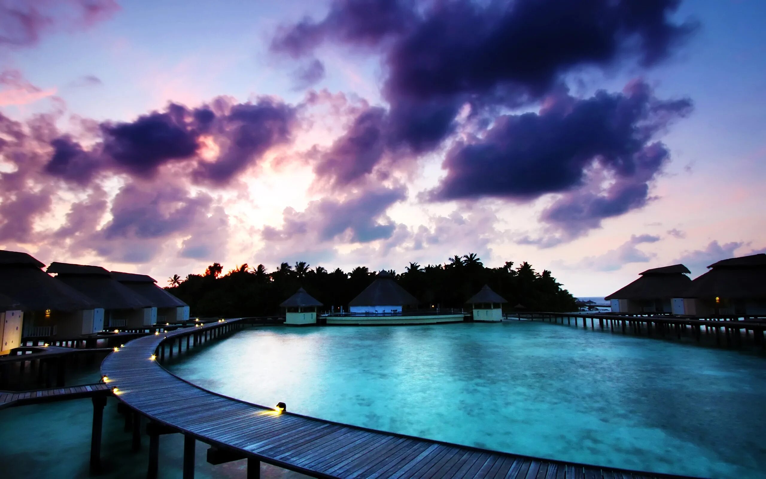 Фон для рабочего стола Мальдивы. Расслабляющий пейзаж. Бассейн ночью. Бали фон для рабочего стола.