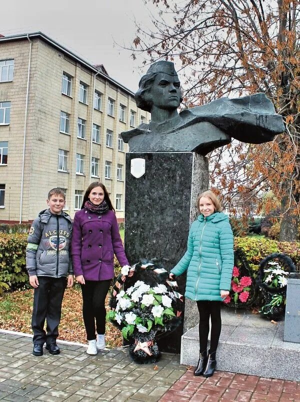 Памятник Анне Никандровой Красногородск. Аллея героев советского Союза Красногородск. Не пара читать никандрова