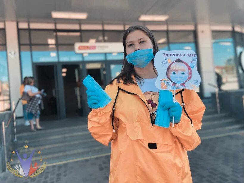 волонтеры с масками