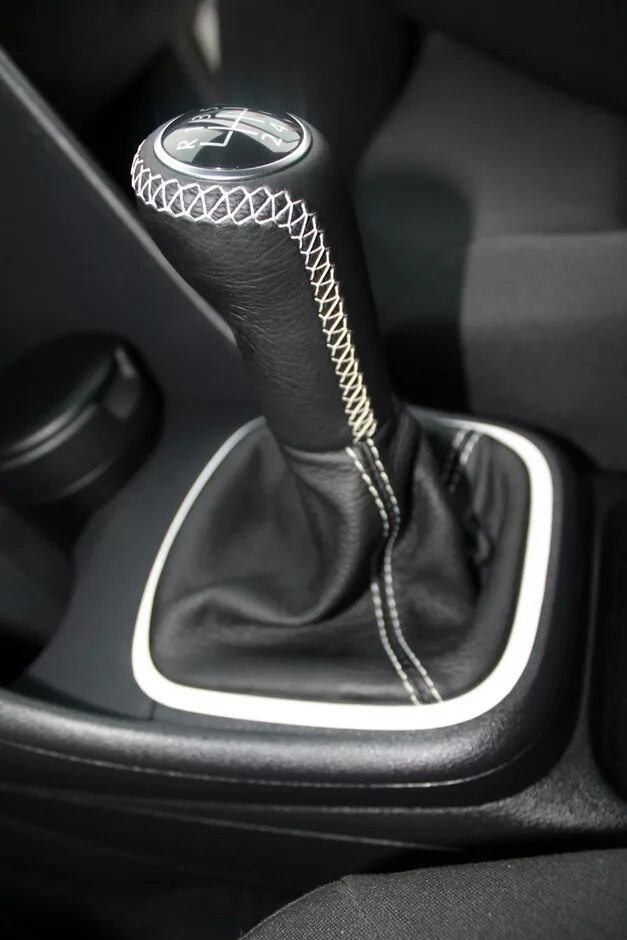Ручка кпп mitsubishi lancer 10. Рычаг кпп на форд фокус 2 рестайлинг седан. Обшивка кпп. Ручка кпп чери а13. Ауди 80 коробка передач ручка.