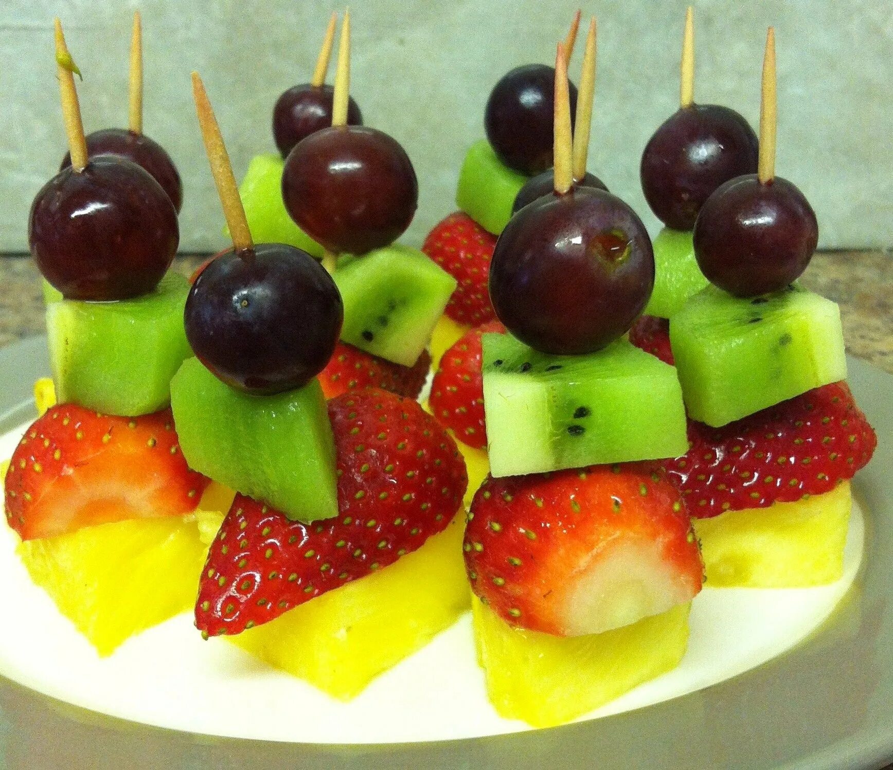 канапэ виноград банан киви. канапе на шпажках. канапе яблоко киви банан виноград груша. канапе на детский праздник. рецепт канапе с фруктами.