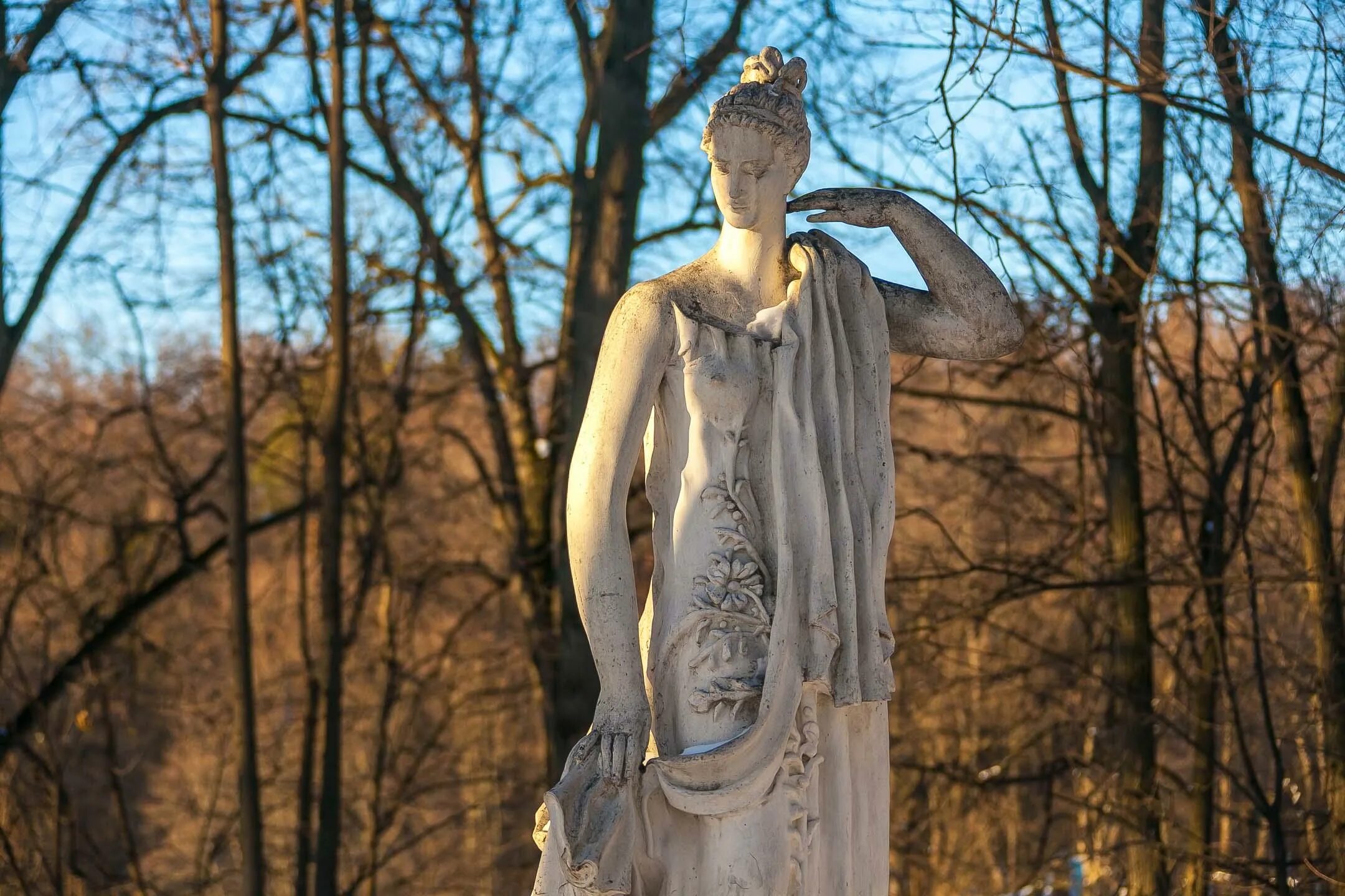 Памятники царицыно. Царицыно парк скульптуры. Статуи в Царицыно. Статуи парка Царицыно. Парковые скульптуры Царицыно.