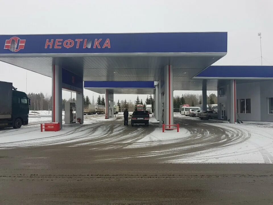 нефтика брянск. лукойл брянск. автомойка брянск нефтика. брянск бульвар щорса 2с3 blackbull. заправка держава брянск флотская.