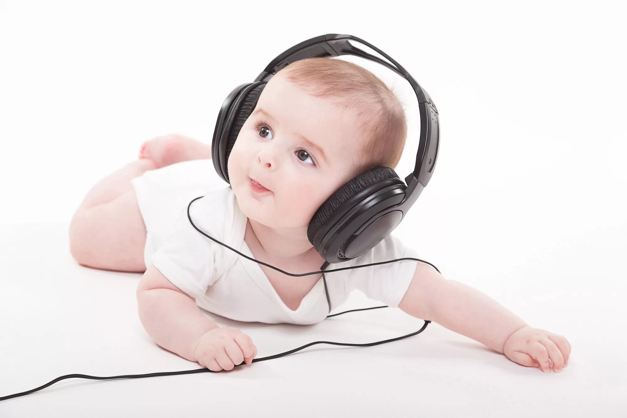 Тонкий музыкальный слух. Ребенок с наушниками. Младенец с наушниками. Наушники для детей. Музыкальный слух.