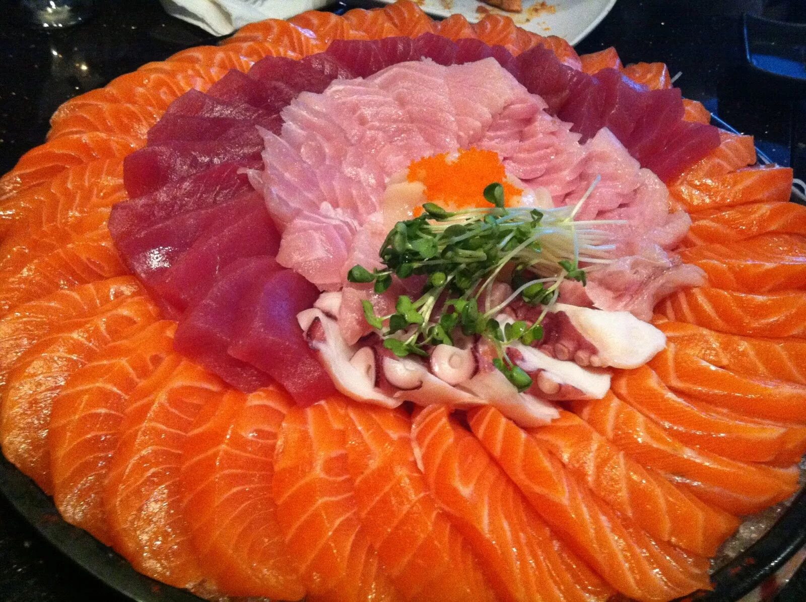 Нарезки рыбные на стол фото. Sashimi (сашими, сасими). Сашими ассорти. Форель сашими. Рыбная нарезка.