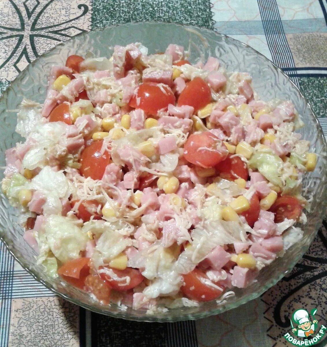 Салат курица сыр яйцо помидор чеснок. Салат ветчина помидоры кукуруза сыр. салат с ананасом и ветчиной и кукурузой и помидорами. салат с ветчиной и сыром и помидорами и яйцом.