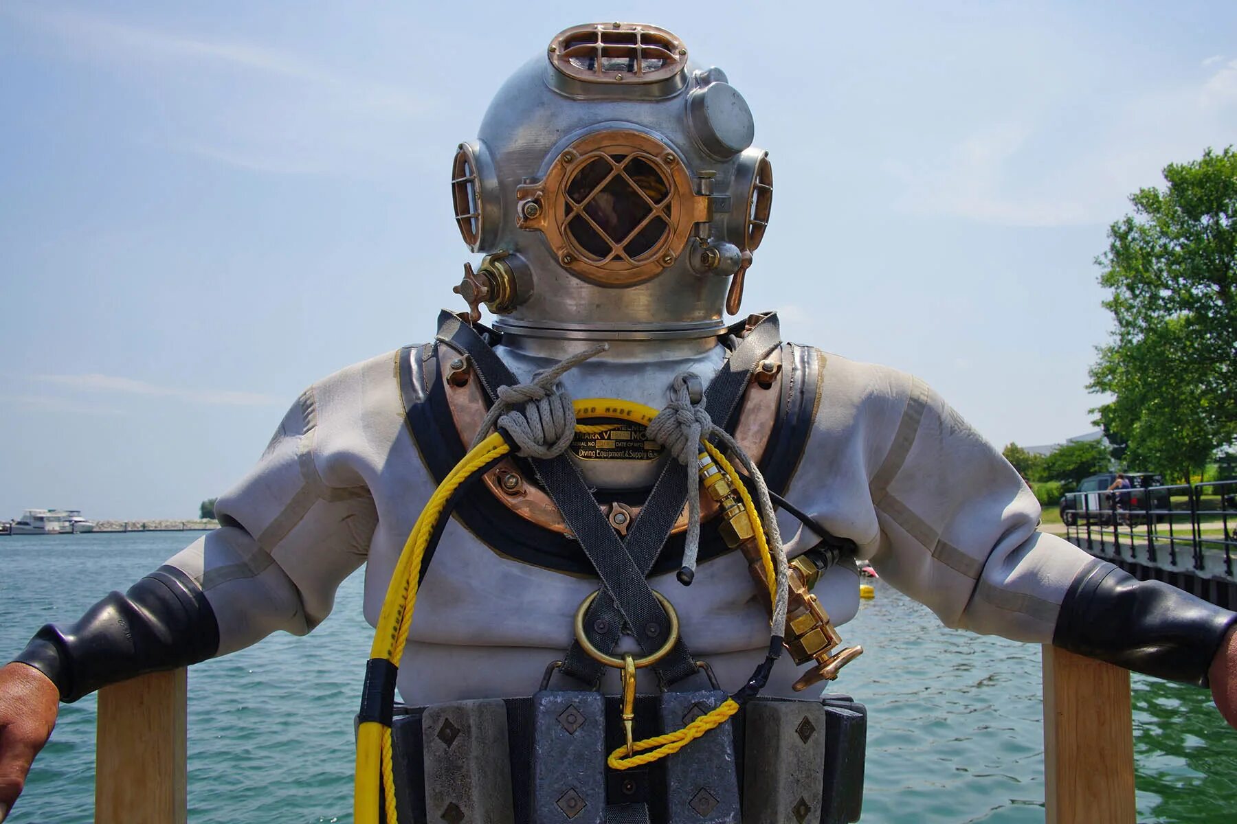 Уильям Уокер водолаз. Глубоководный скафандр Батискаф. Эпрон-2 водолазный костюм. Водолазный шлем трехболтовка. Скафандр погружение