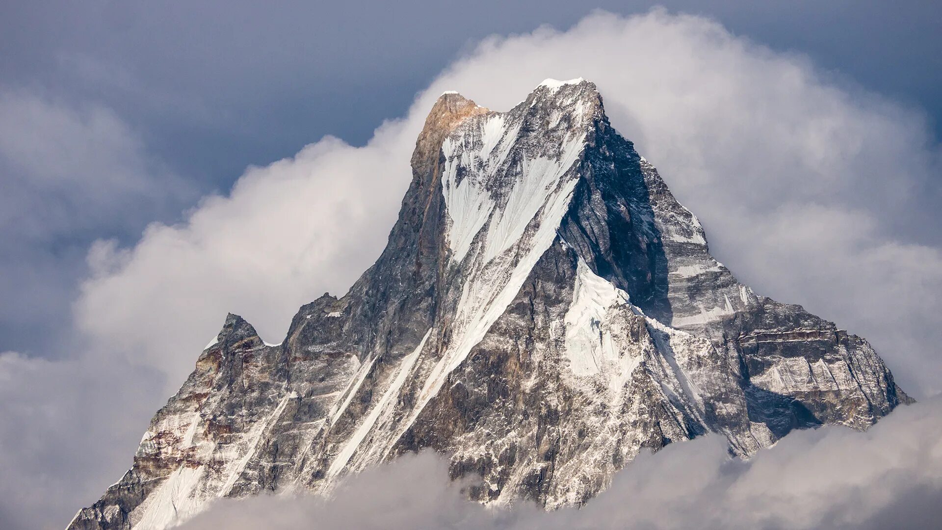 Самая высокая снежная гора. Вершина Мачапучаре Непал. Аннапурна и Мачапучаре. Священная гора Мачапучаре в Непале. Гора Мачапучаре рыбий хвост.