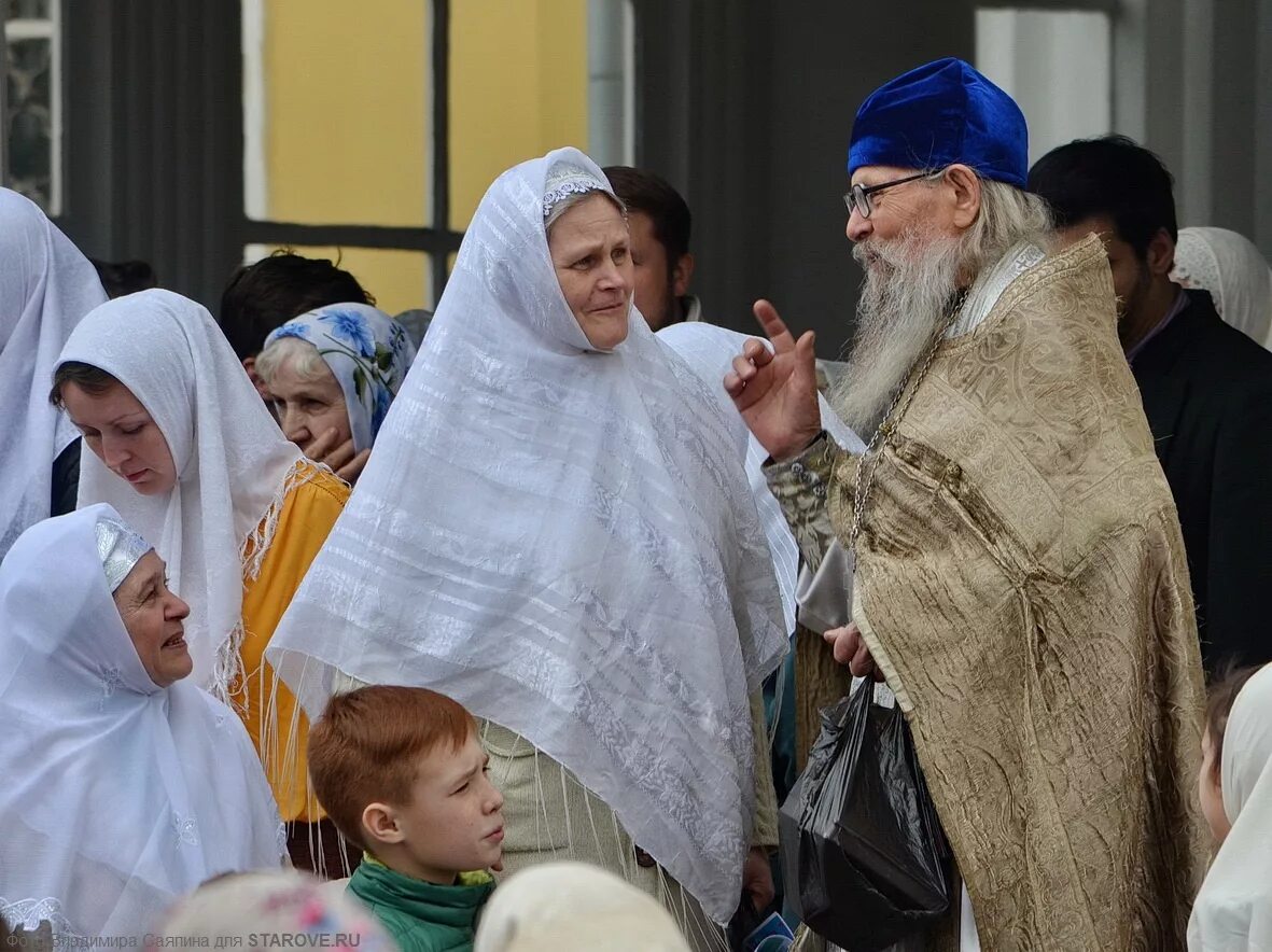 Женщина в платке в церкви. Старообрядцы платок храм. Платок для церкви Старообрядческий. Православная женщина в храме.