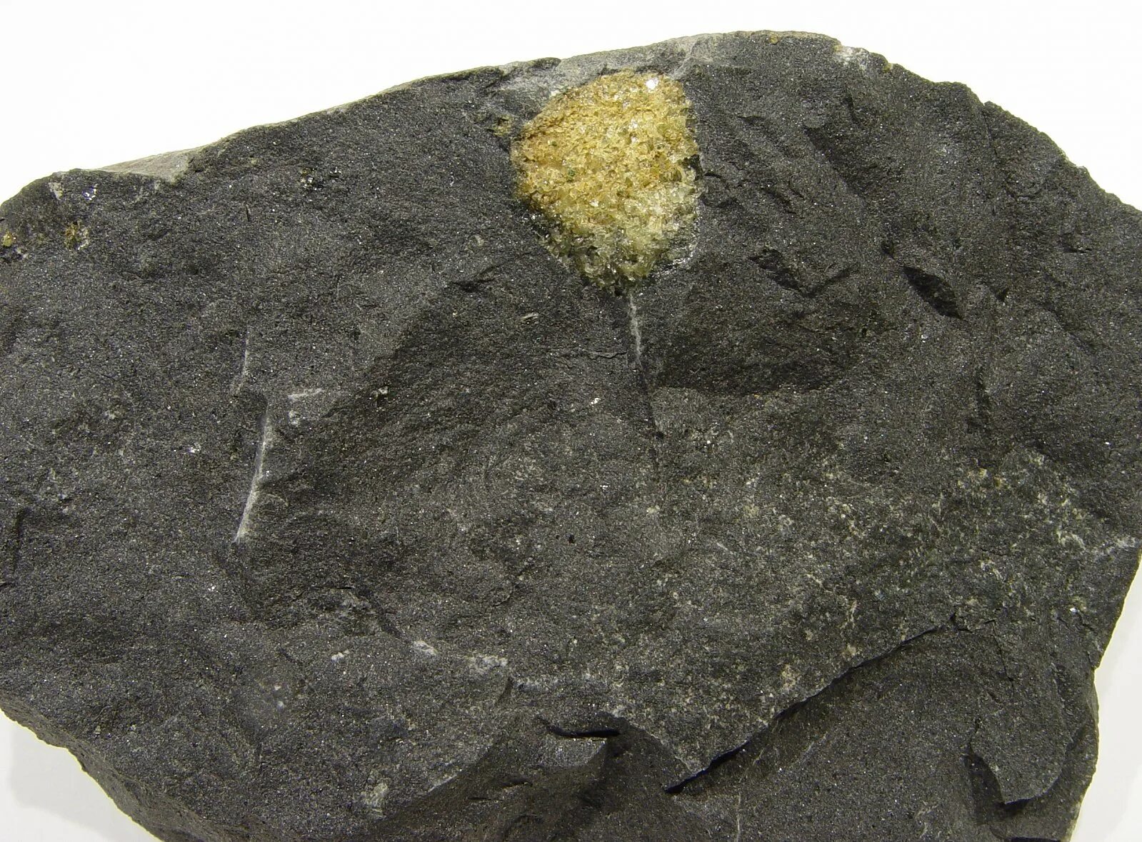 Базальт это минерал. Оливиновый базальт. Миндалекаменный базальт. Толеитовый базальт. Крупнозернистый базальт.