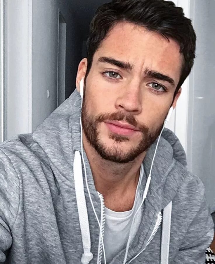 Кареглазый брюнет. Иглесиас. Красивые парни египтяне. Spanish guys. Sean altemose.