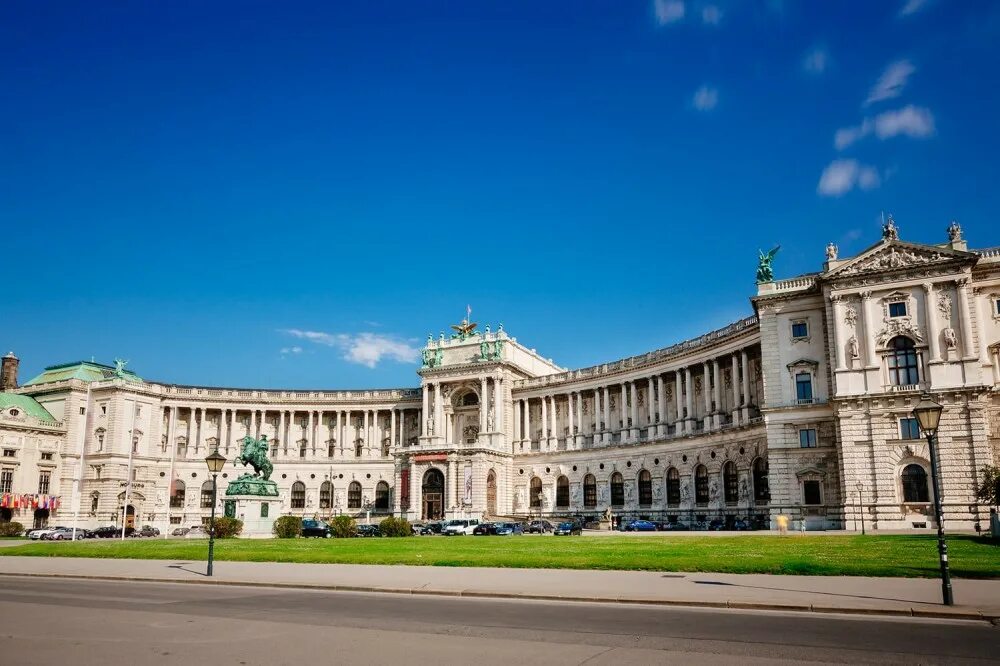 Вена дворец парламента. Дворец хофбург. Дворец хофбург вена. Дворец хофбург. Дворец хофбург.