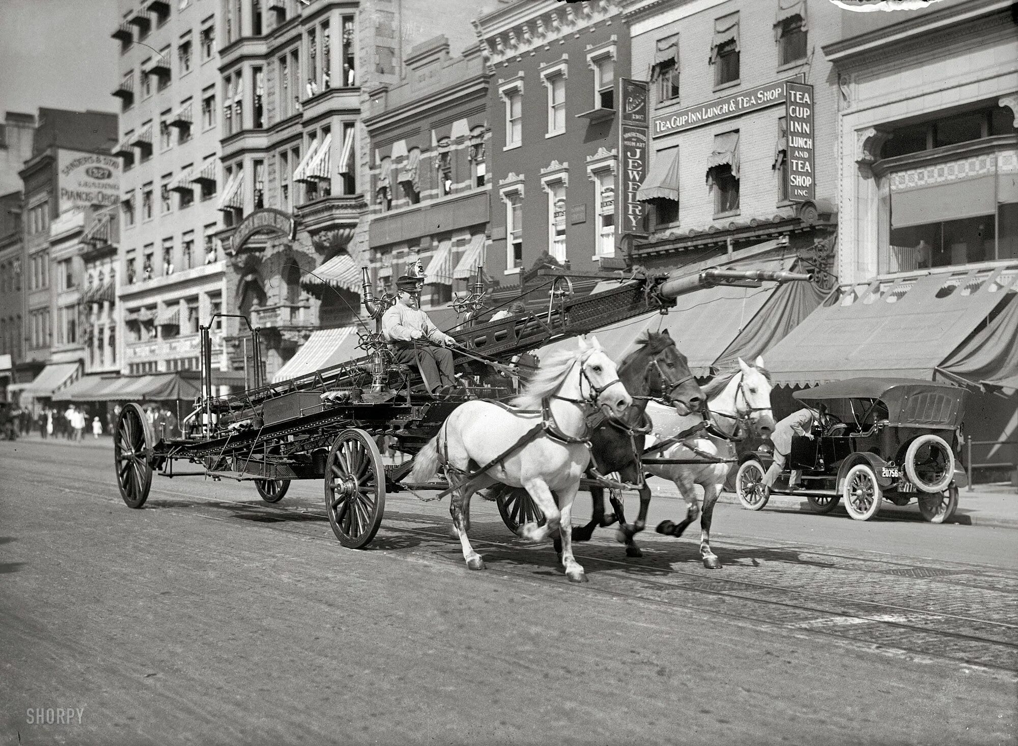 Прошлого века 18. Конка 19 век США. Конка 1910 год. Пожарники Нью-Йорка начала 20 века. Америка 20 век.