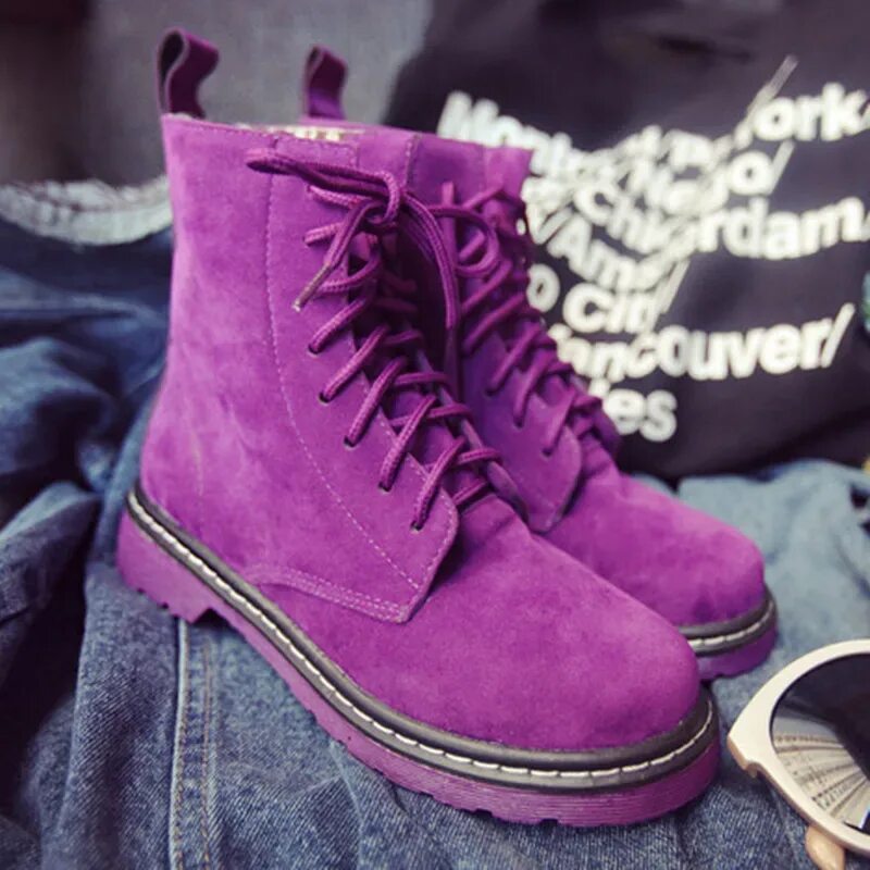 Фиолетовые ботинки женские. Лиловые ботинки. Сиреневые ботинки женские. Фиолетовые зимние ботинки женские.