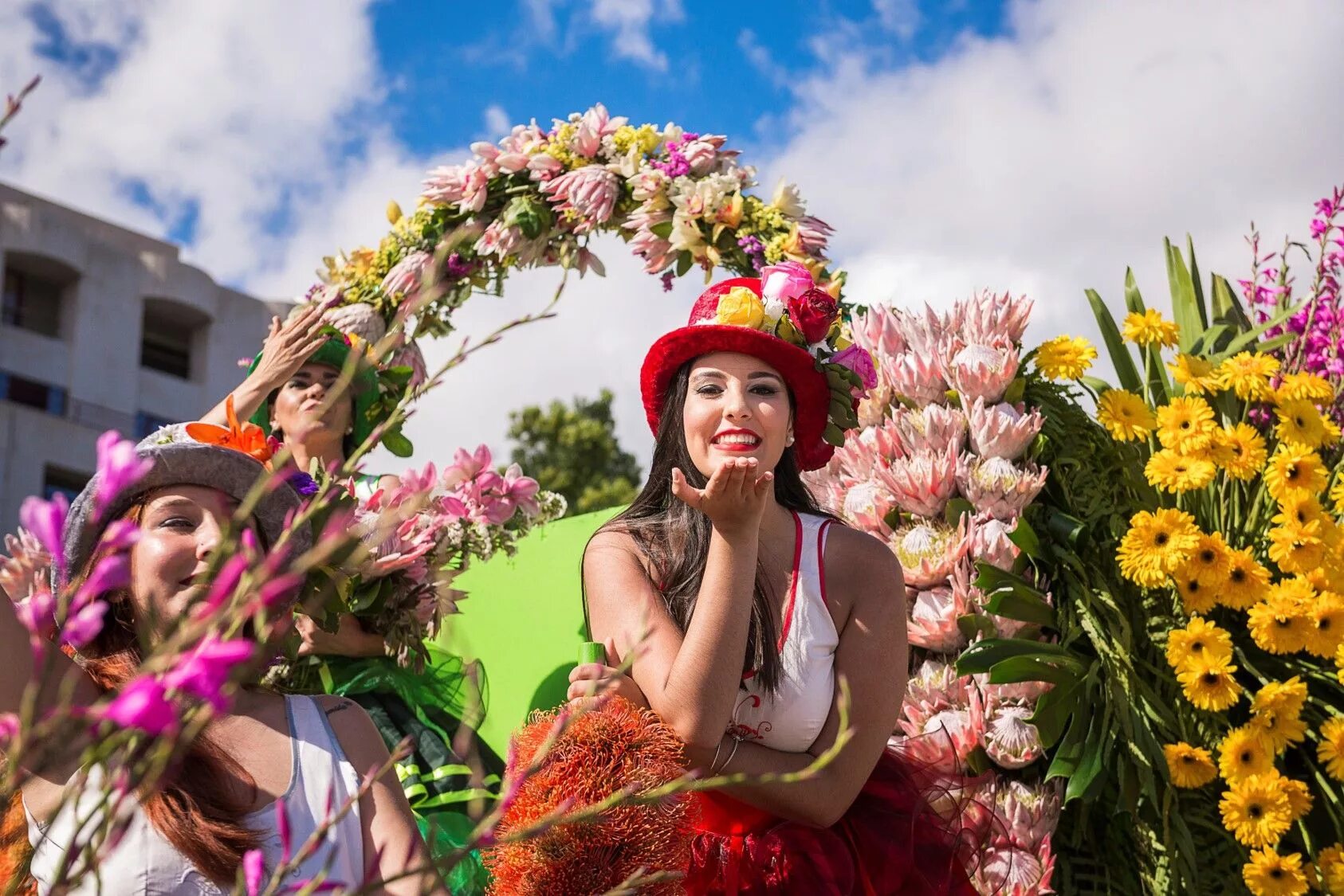 Туры на 1 мая. Праздник цветов Анфестирия на Кипре. Мадейра парад цветов. Фестиваль цветов на Мадейре в 2022 году. Мадейра Португалия фестиваль цветов.