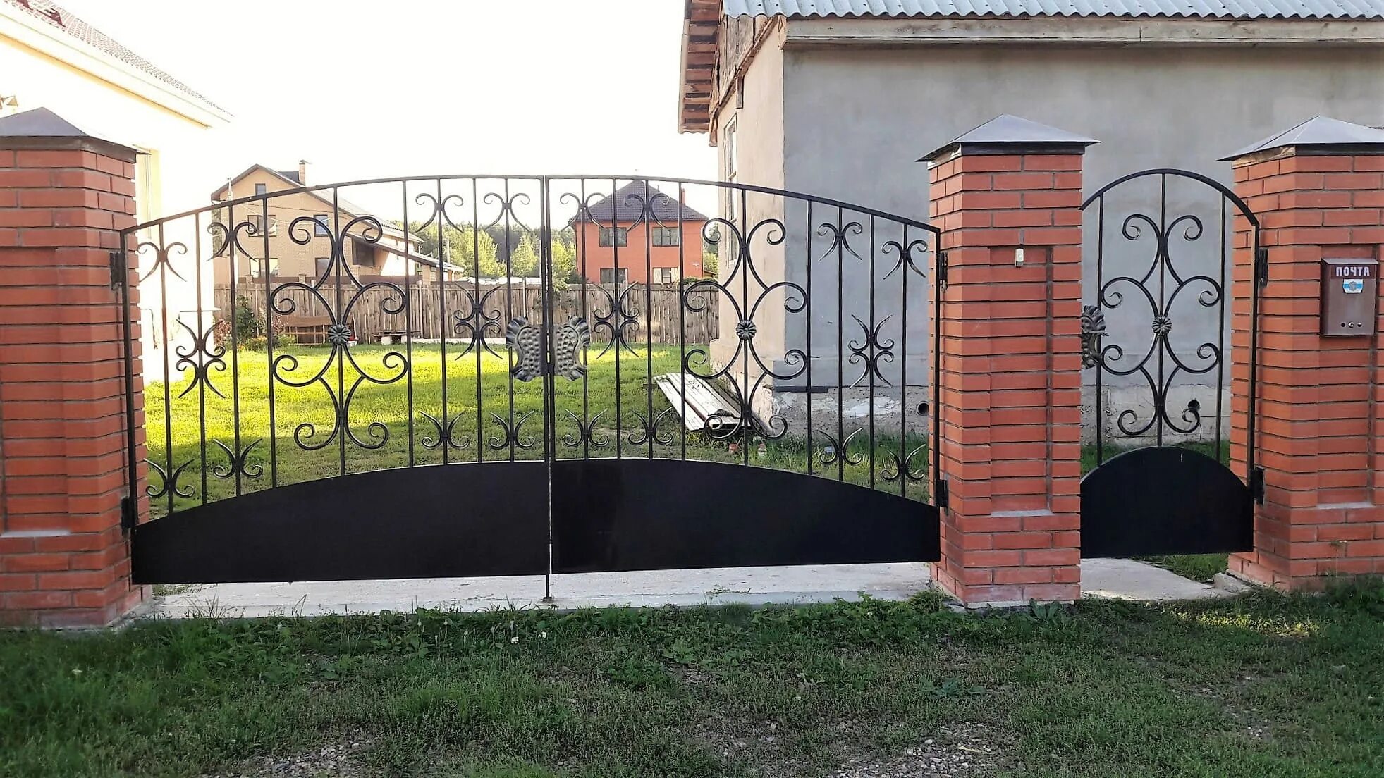 Ворота и калитка из кирпича. Сварные ворота. сварные ворота с калиткой. ворота сварные распашные. кованые ворота с кирпичными столбами.
