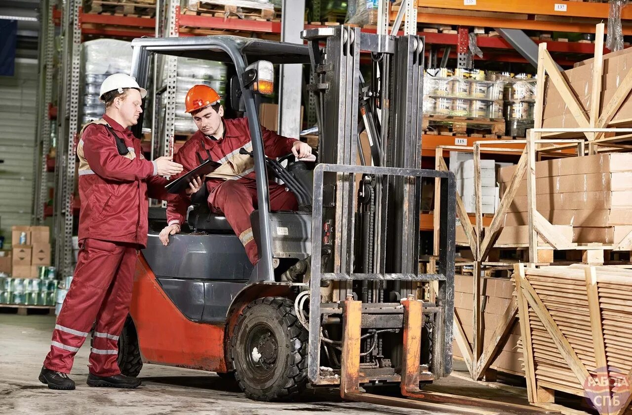 Кладовщик погрузчик. Водитель штабелера линда. Кладовщик погрузчик. Складской погрузчик с водителем. Водитель автопогрузчика код.