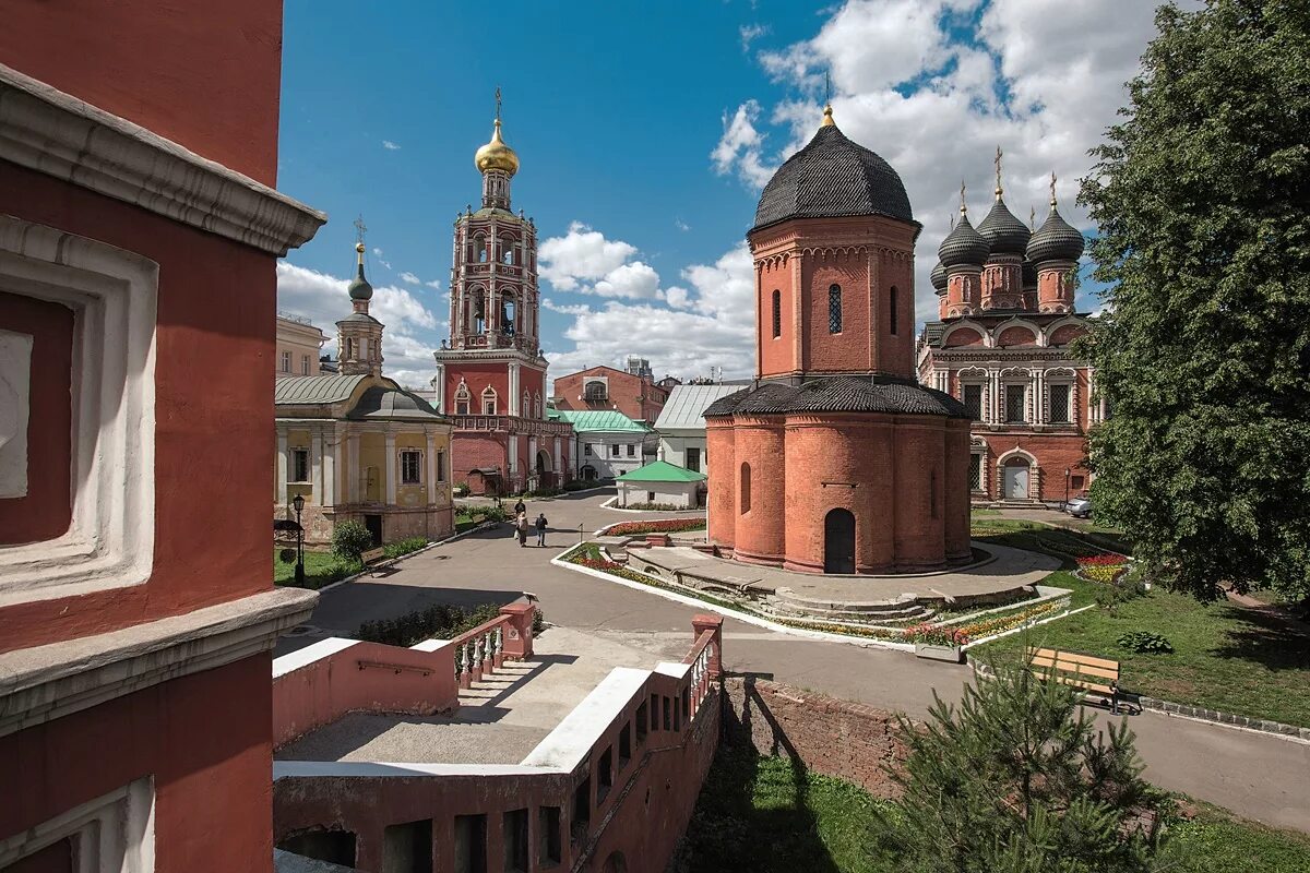 Высоко-Петровский монастырь Москва. Высокопетровский монастырь. Высокопетровский монастырь храм митрополита Петра.