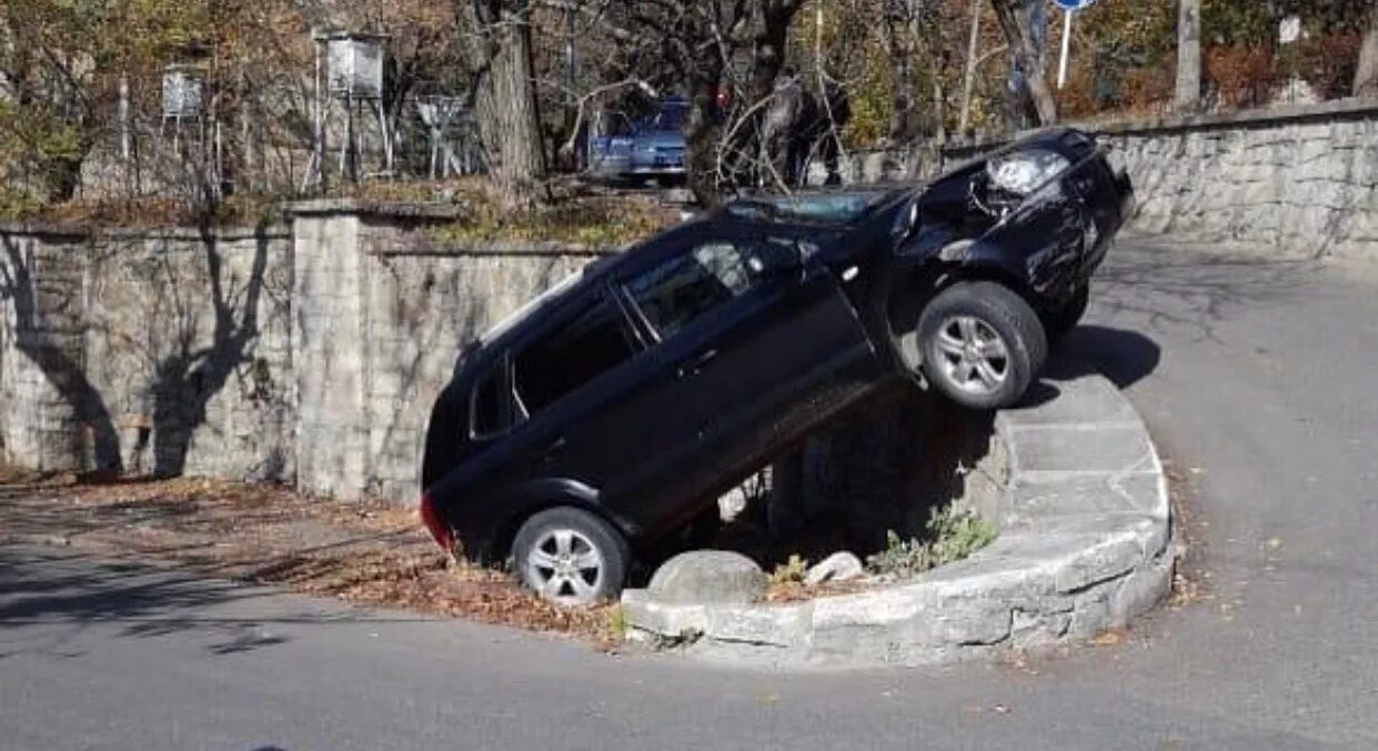 Авария сегодня в железноводске на чапаева. ЧП Железноводск. Повис на бордюре.