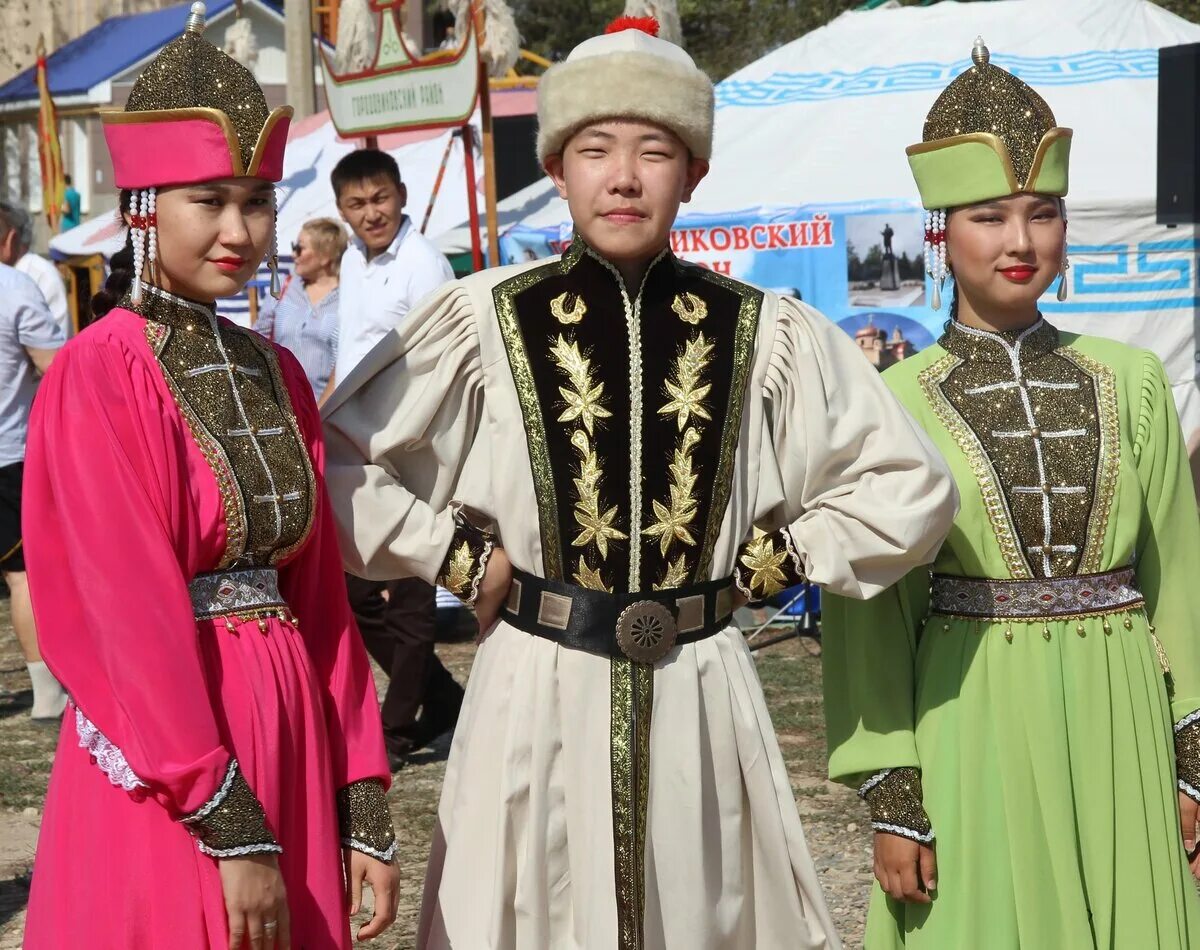 Калмыцкий национальный головной убор халмык. Калмыки ойраты. Калмыцкий этнос. Калмыцкий бюшмюд. Калмыки какие они.