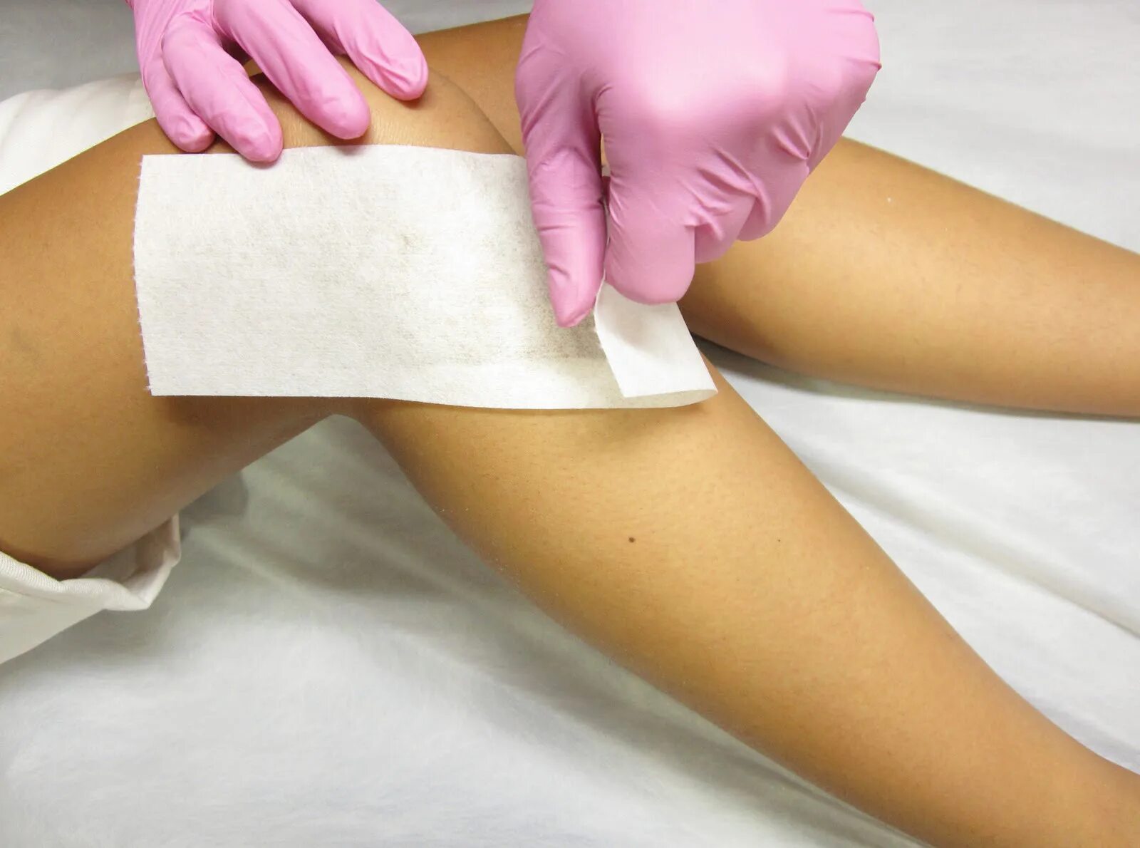 Сахарная депиляция. Депиляция воском и шугаринг. Эпиляция. Шугаринг ног. Шугаринг.