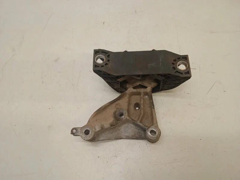 Рено логан 2 подушка двигателя правая. 6 8 кл. Правая опора двигателя логан 2. Подушка двигателя логан 2. Подушка двигателя рено логан 2.