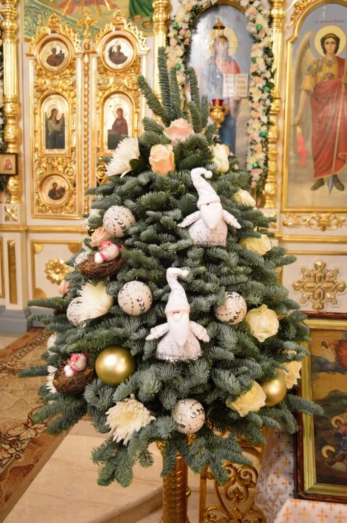 декор к рождеству в храме. елка в православном храме. элладская православная церковь рождество. елка в церкви. елка в православном храме.