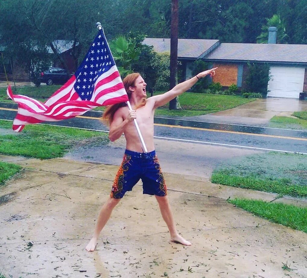 Мужчина 4 июля. Мужчина с флагом. Инстаграмм и ураган. Slayer группа американский флаг. USA Flag man Florida Hurricane.
