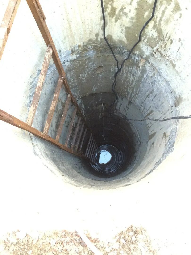 шахта колодца. крепление шахты колодца. глиняный замок для скважины. обшивка шахты канализация. шахта скважины.