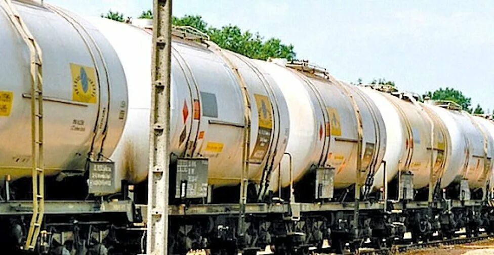 автомобиль "цистерна". транспортировка опасных отходов. цистерна с токсичными отходами. отходов цистерны. транспортировка опасных отходов.