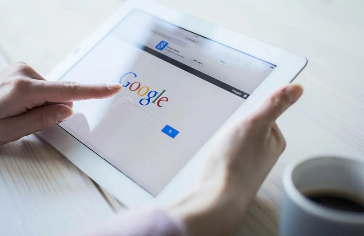 Замедление работы гугл. Ноутбук гугл. google search картинка. человек ищет в гугле картинка.