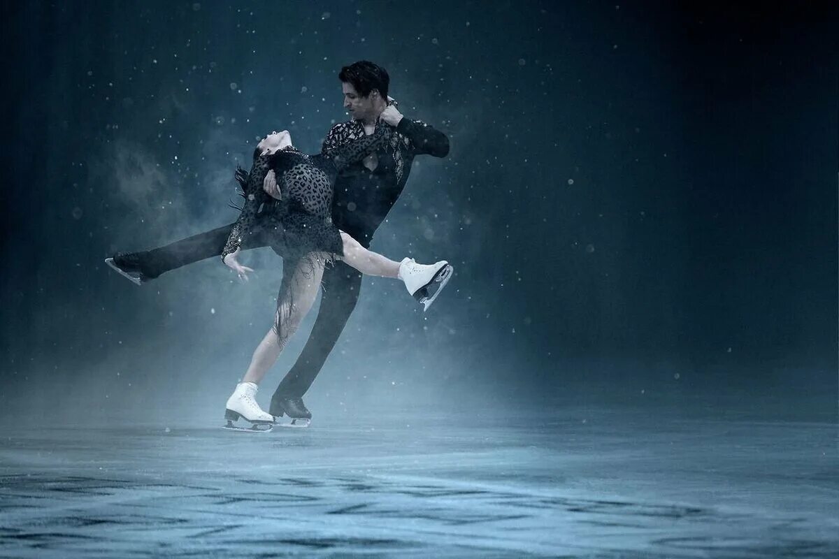 Сергей ковалев фигурист. Девушка в брызгах воды. Девочка на коньках. Девочка фигуристка. Эшли вагнер фигуристка.