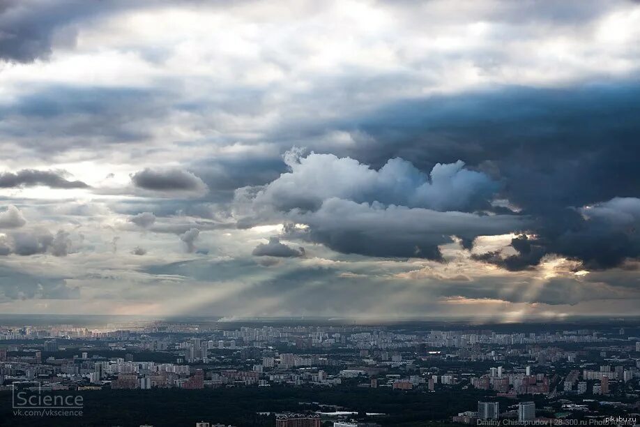 Небо Москва. Облака панорама. Хмурое небо в городе. Пасмурное небо в городе.