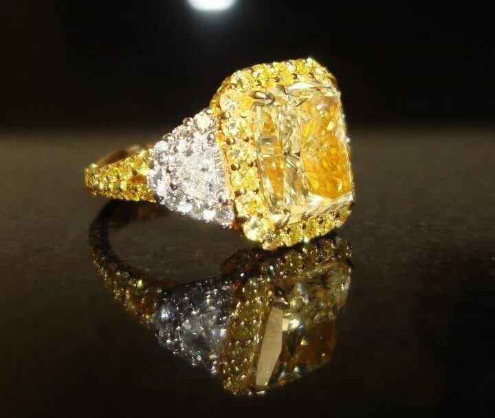 Дорогое золотое кольцо. Желтый сапфир октагон. Graff Yellow Diamond Ring. Шикарные украшения с бриллиантами. Красивые золотые украшения.