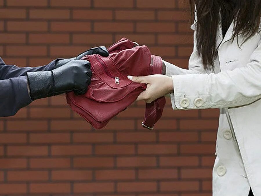 Отобрал сумку. Грабеж. Отобрал сумку. Сумочка на руку. Вырвали сумку из рук.