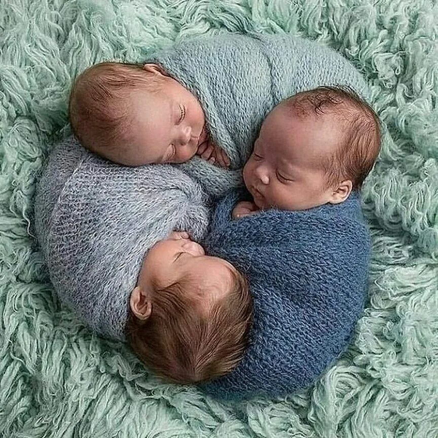 Новорожденные близнецы. Тройняшки смит. Новорожденные близнецы мальчики. Увидеть д. Новорожденные двойняшки.