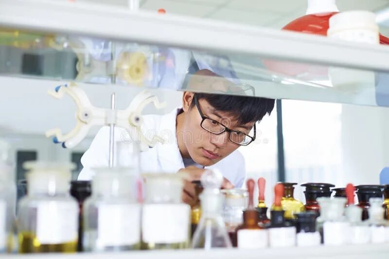 Азиатка ученый. Китаец с пробиркой. Chinese lab. Хитой ваксинаси. Американские биолаборатории китае.