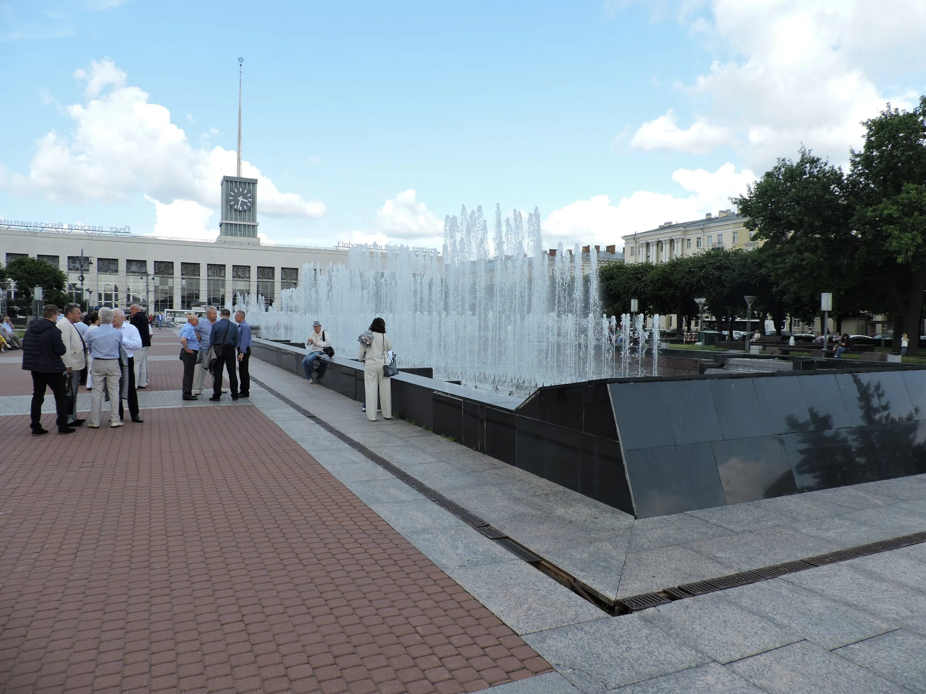 Площадь победы чебоксары памятник ленину. Книги на площади ленина. Книги на площади ленина. Площадь ленина пенза. Книжный магазин здание изнутри.