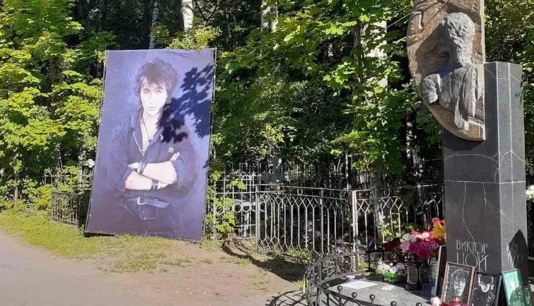 Петербуржцы возложили цветы к могиле Виктора Цоя на Богословском кладбище: Яндек