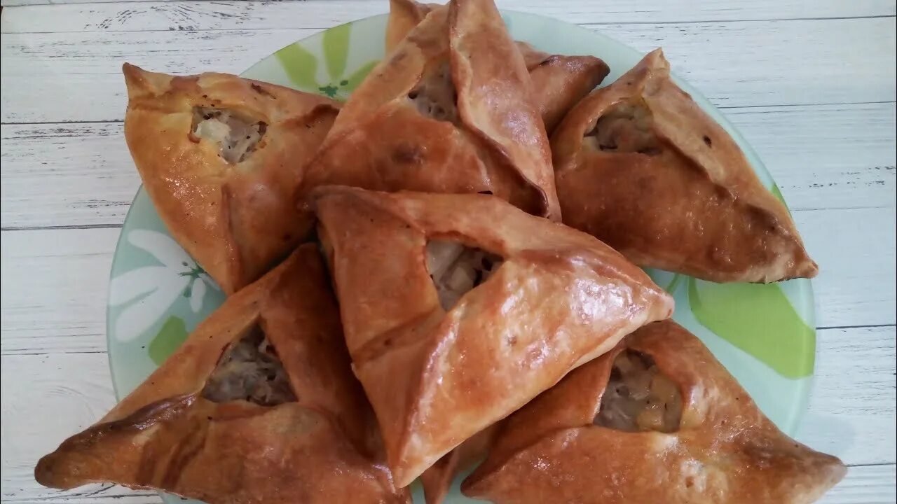 Треугольные пирожки. Эчпочмаки татарские треугольники. Татарская кухня национальные блюда эчпочмак. Эчпочмак с мясом в духовке. Татарская самса эчпочмак.