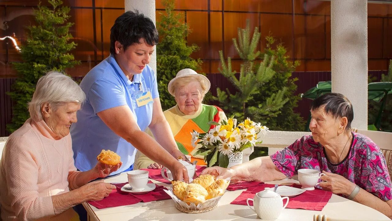 Престарелые кропоткин. Еда для пожилых. Питание пожилых людей. Еда для пожилых в пансионате. Питание в пансионате для пожилых людей.