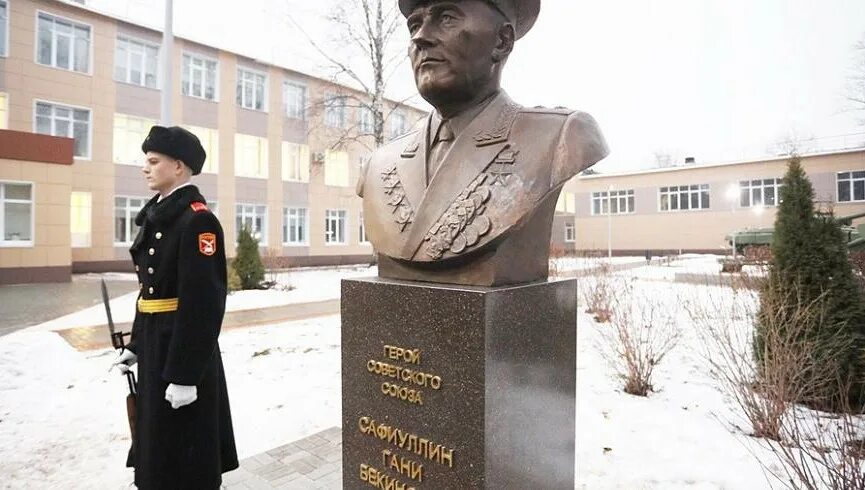Дербышки памятник липатова. Ганий бекинович сафиуллин. Гани сафиуллин арск памятник. Герои советского союза татарстана. Герои татарстана.