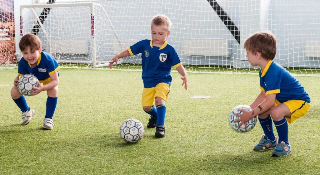 Детские футбольные школы. Детский мини футбол. Футбольная секция для детей. Мини футбол дети. Футбол дети кружок.