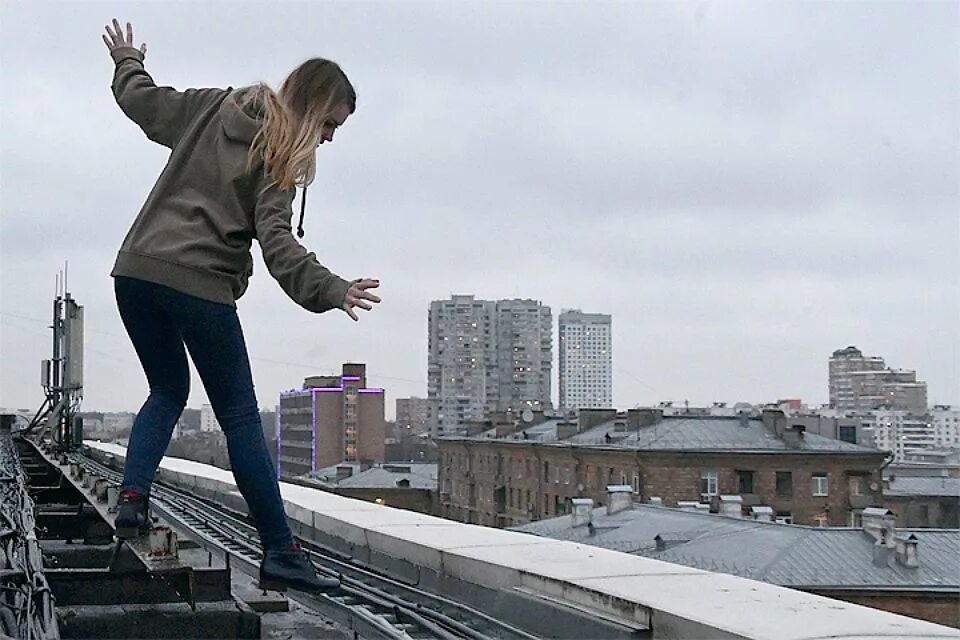 Оуэн уилсон выхода нет. Конец броситься. Конец броситься. Подростки прыгают с крыши. Девушка бросает снежки.